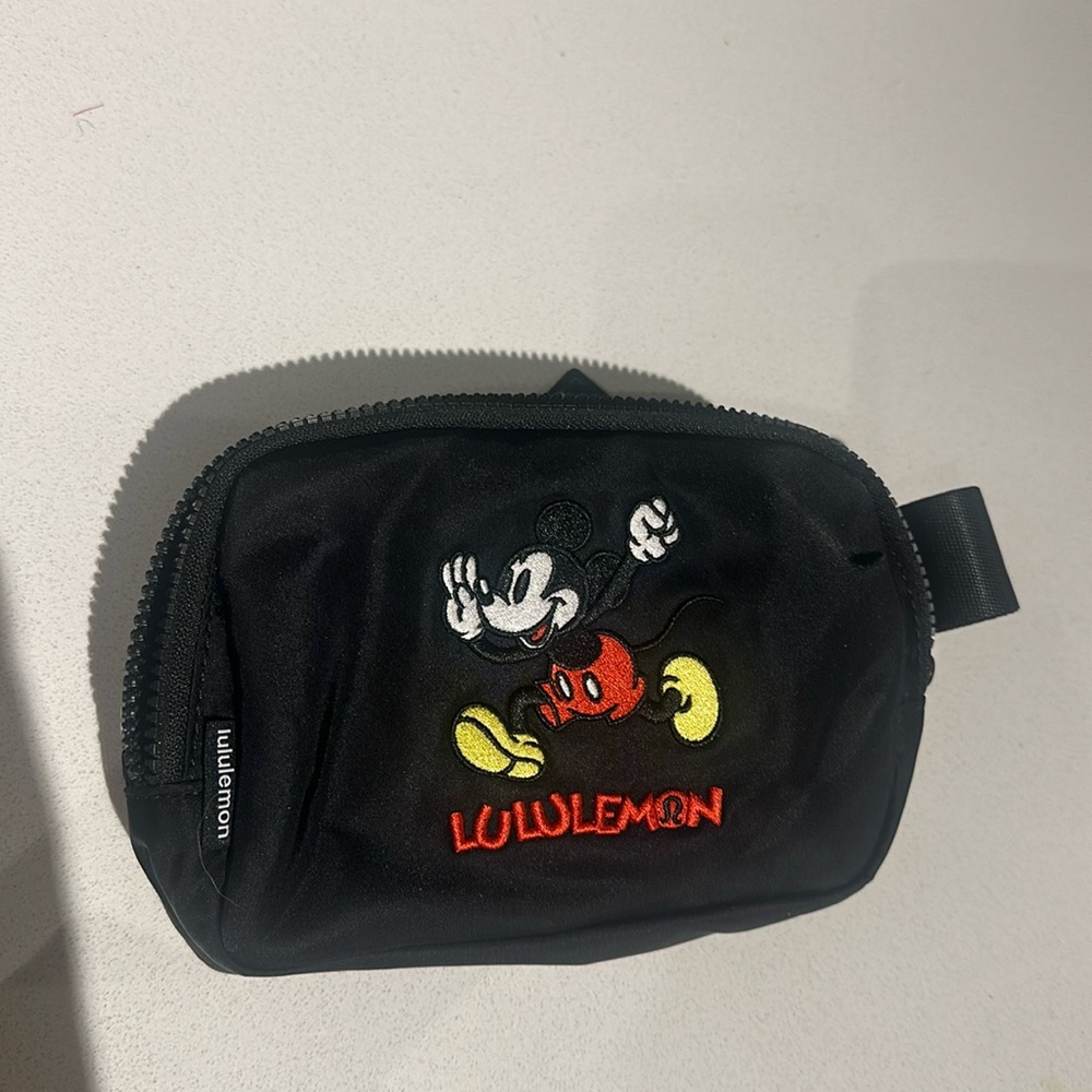 Lululemon x Disney | everywhere belt bag | black